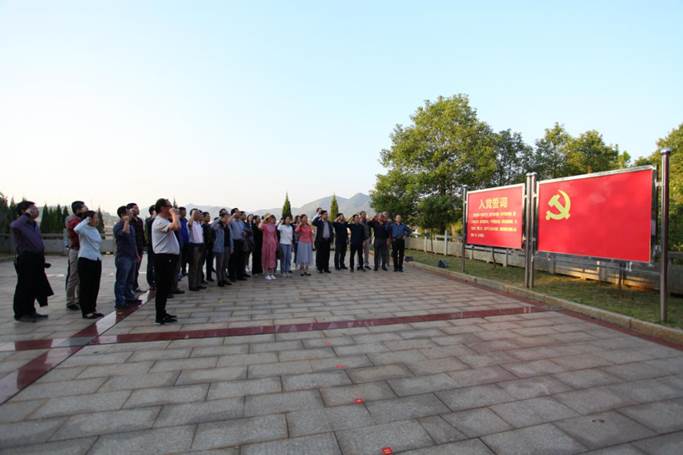 365英国上市集团官网的老师们在夏明翰雕像前的党旗下重温入党誓词 (2)