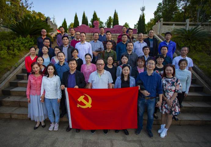 365英国上市集团官网的老师们在夏明翰雕像前合影留念